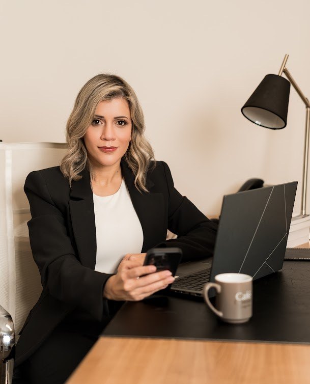 Iris Alves Fukase no escritório
