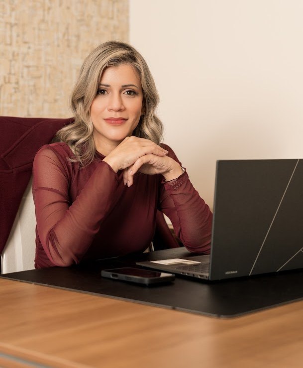 Iris Alves Fukase, advogada, no escritório